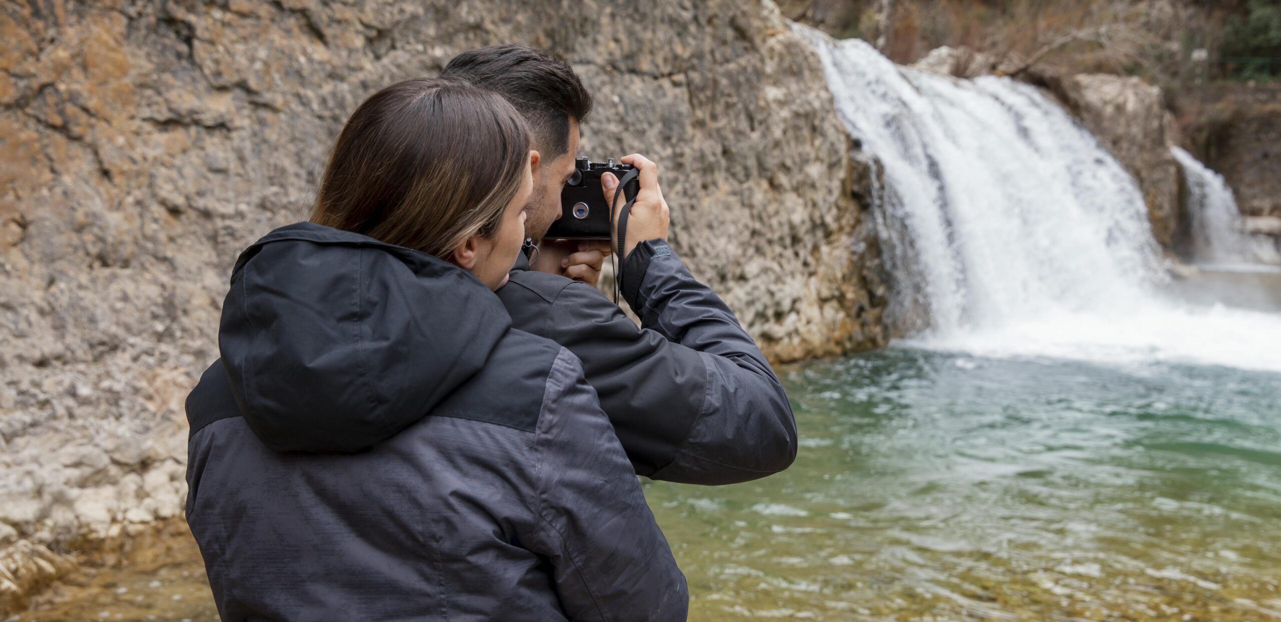 couple-taking-photos-nature